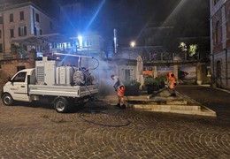 Salò, lavaggio pavimentazione nel centro storico