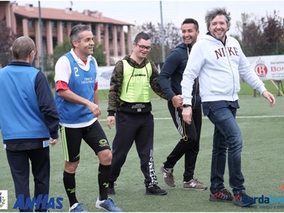 /media/10521/garda-uno-due-tiri-al-pallone-e-un-dono-utile-per-i-ragazzi-043.jpg