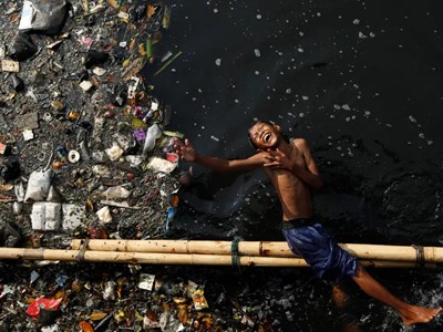 /media/13523/disturbing-photos-of-children-playing-in-garbage-businessinsidercom-reuters_001.jpg