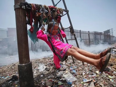 /media/13528/disturbing-photos-of-children-playing-in-garbage-businessinsidercom-reuters_006.jpg