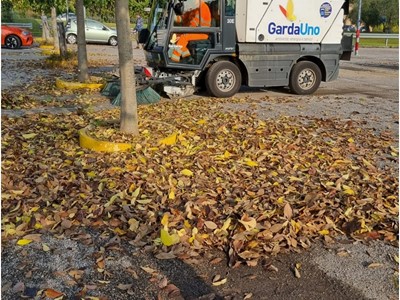/media/15431/garda-uno-igiene-urbana-spazzatrici-raccolgono-foglie-in-autunno_004.jpg