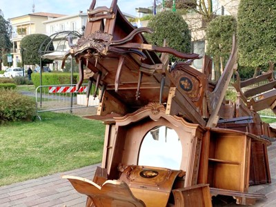/media/18575/garda-uno-quando-i-mobili-abbandonati-si-fanno-arte-01.jpg