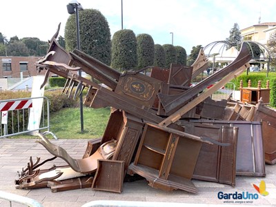 /media/18583/garda-uno-quando-i-mobili-abbandonati-si-fanno-arte-08.jpg