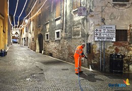 Photogallery: Manerba, pulizia pavimentazione del centro storico