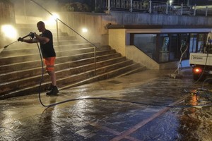 Intervento d’emergenza a Gardone Riviera: gli operatori Garda Uno al lavoro per ripristinare la sicurezza stradale