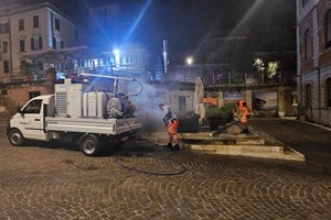 Salò, lavaggio pavimentazione nel centro storico